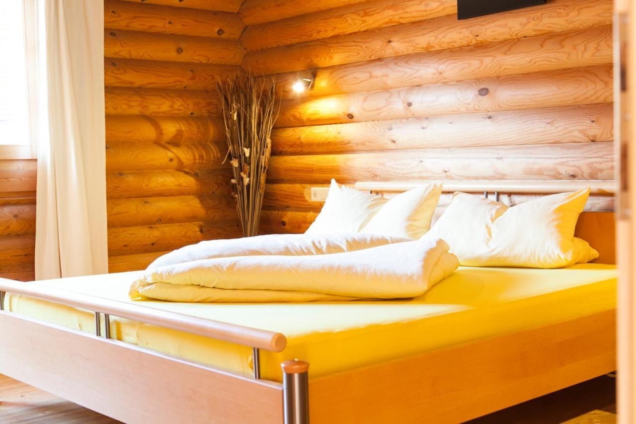 Camping Dreilaendereck Blockhuetten & Apartments Ried im Oberinntal Szoba fotó