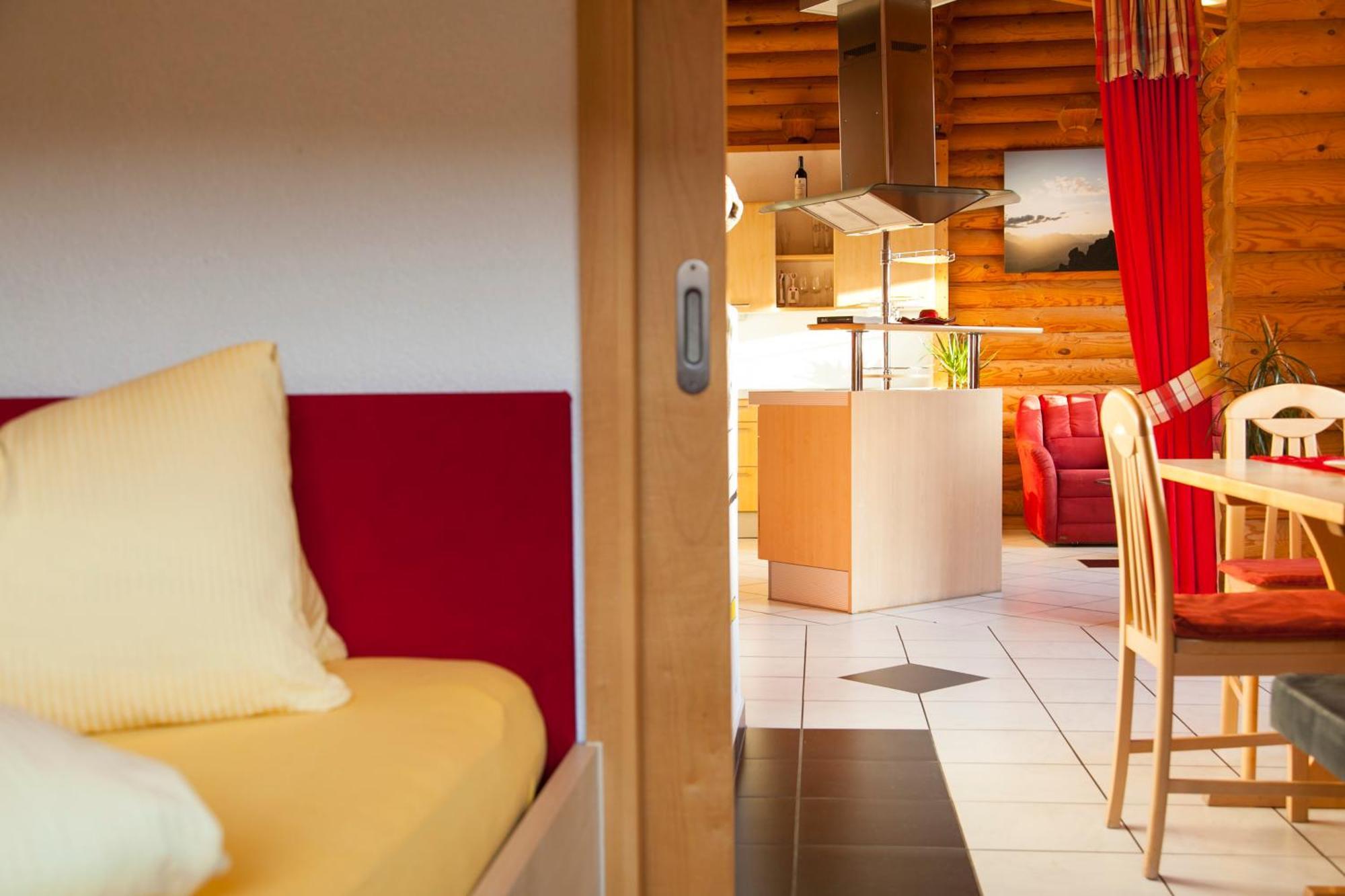 Camping Dreilaendereck Blockhuetten & Apartments Ried im Oberinntal Szoba fotó
